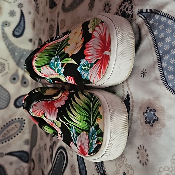 VANS - Picture 2 of 11